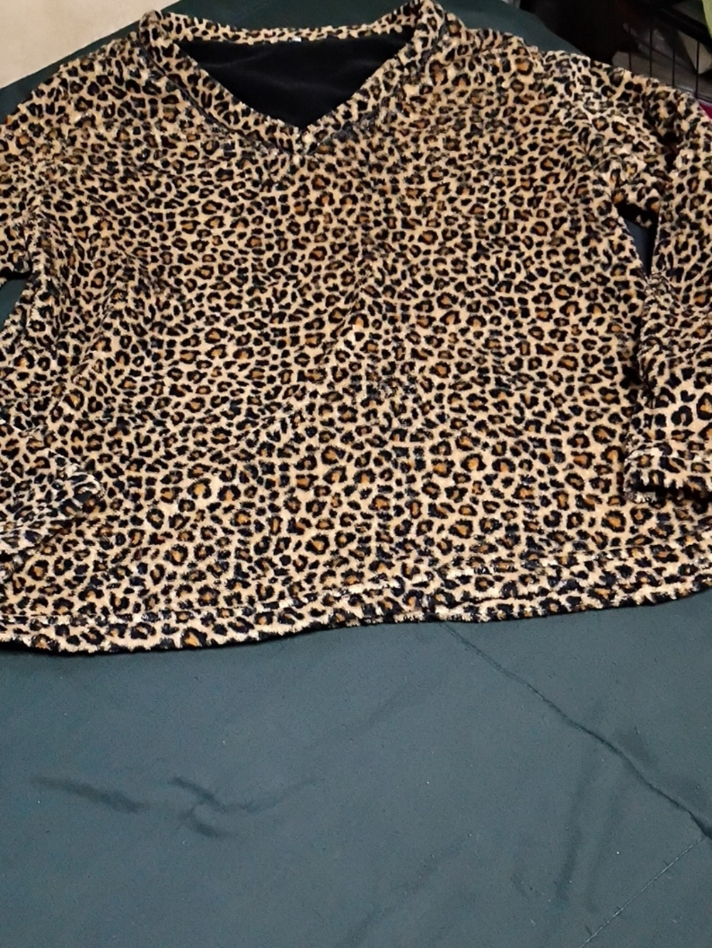 Leopard Print V-Neck Fleece Top - Tan & Black
